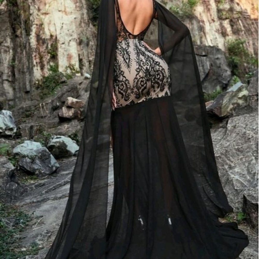 PREMIUM BRAND AND QUALITY SPECIAL EVENT MAXI DRESS - Picture 2 of 9